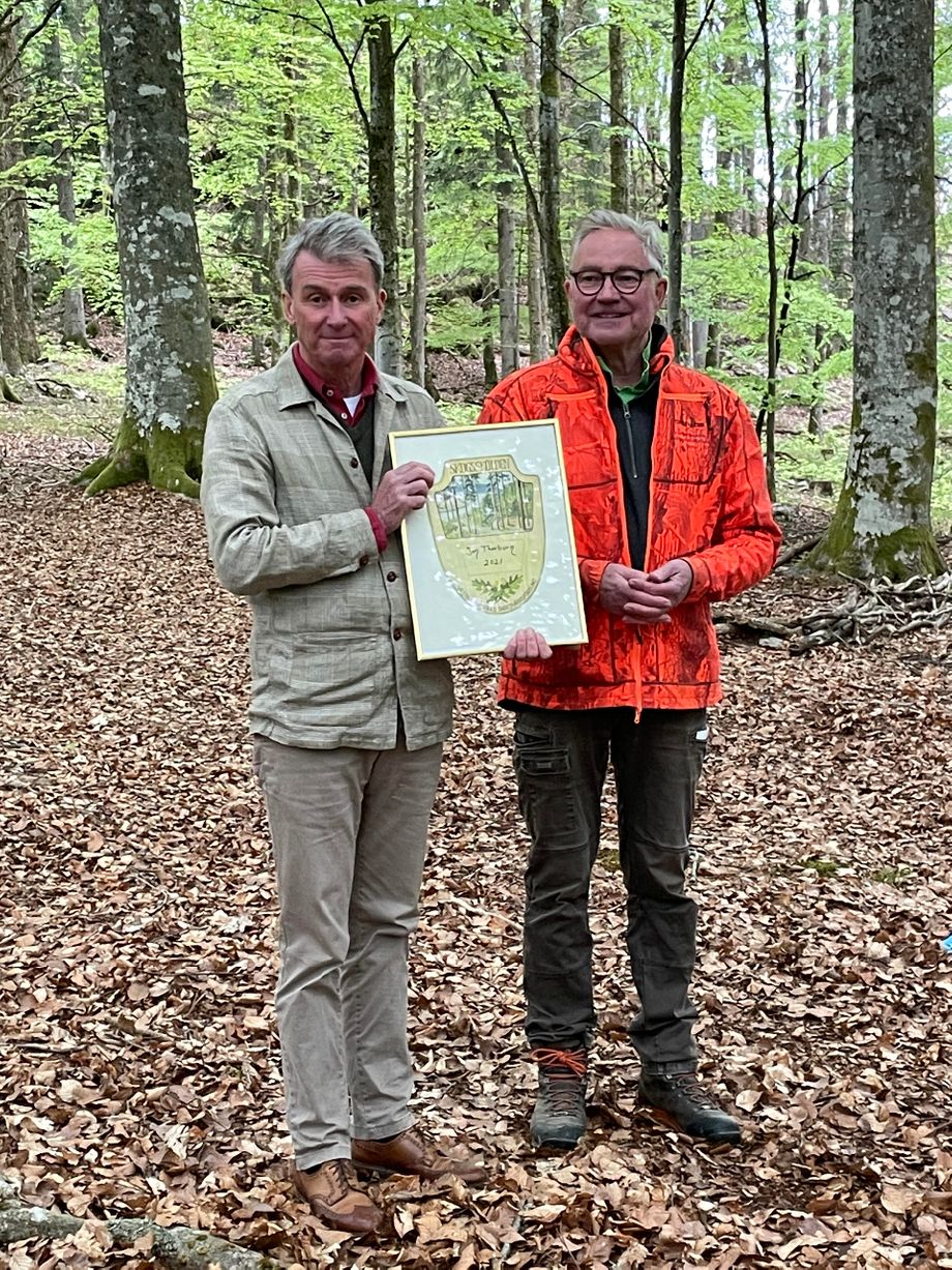 2021 Jon Thorburn

Motivering Skogsskölden 2021 
 
Pristagare: Jon Thorburn, Godsägare Morlanda Säteri 1975–2019  
 
Som ung, entusiastisk och ambitiös lantmästare tog Jon Thorburn över Morlanda Säteri 1975 efter sin pappa Bertil Thorburn. I stort sett hela Morlanda Säteri ombildades till naturreservat 1968 efter Bertil Thorburns initiativ.
 
Jons kärlek till skogen var och är stor. Var rädd om fuktiga partier, det är bra för insekterna, låt partier med blandskog vara till förmån för de vilda djuren, spara vackra tallar som evighetsträd vid avverkning och vårda ekskogarna. Med detta i ryggen har Jon Thorburn ihärdigt arbetat för att öka mångfalden och samtidigt förbättra produktiviteteten i skogen. Idag är detta självklart för många skogsägare men på 80- och 90-talet var det ovanligt. 
 
Med hjälp av Anders Söderlund skänkte Jon 1996 två ekar ur den unika Djurhagen till bygget av Ostindiefararen Götheborg III. En av dem utgör en del av kölstocken och den andra blev bord i akterspegeln. Några år senare, 2007, tog Jon initiativ till ytterligare avsättningar och 20% av skogen i naturreservatet har en särskild skötselplan med naturvårdsfrämjande syften som att gynna löv, främja stående och liggande död ved, hålla efter slyuppslag och hålla efter uppkomst av gran för att nämna några exempel. Jon Thorburn har på ett föredömligt sätt skött skogen på Morlanda Säteri. Han har gärna delat med sig av sina tankar och erfarenheter, inte minst under sina år som styrelseordförande i Västra Sveriges Skogsvårdsförbund. Morlanda Säteri stod också värd för vår exkursion 2010.
 
Har ni tillfälle så besök gärna områdena kring Svens Altare och Hålta så får ni uppleva storslagen natur och vackra ekskogar.   